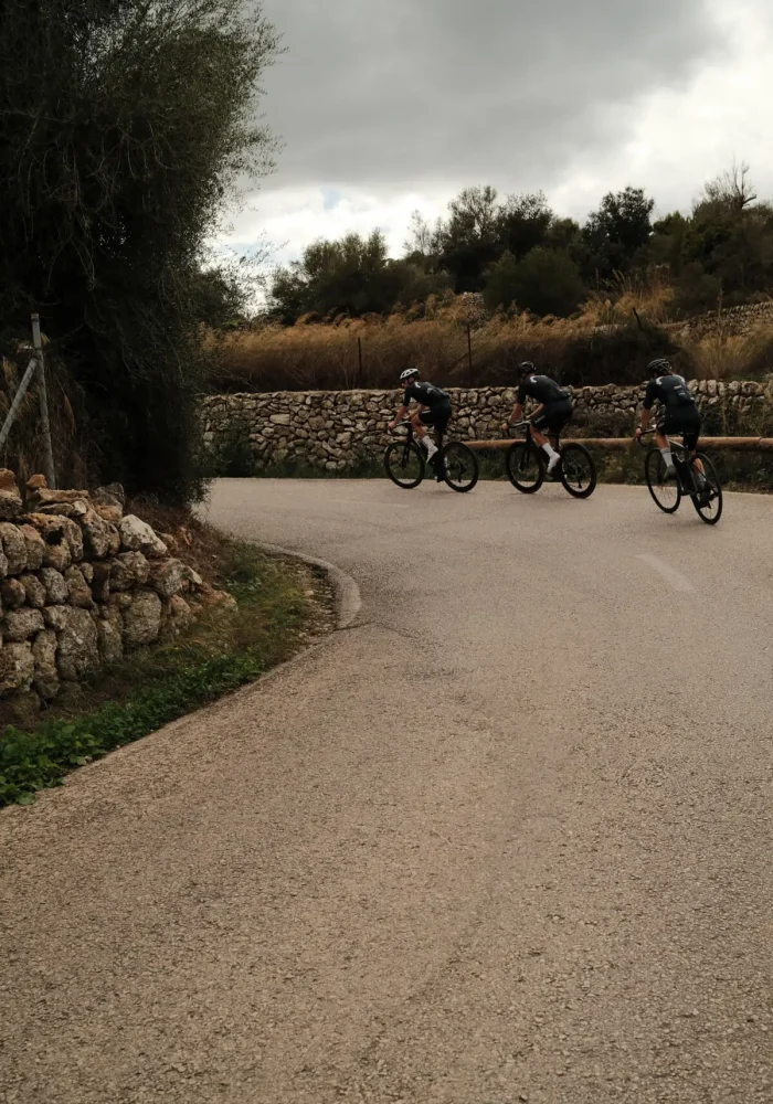 Gruppe in Kurve